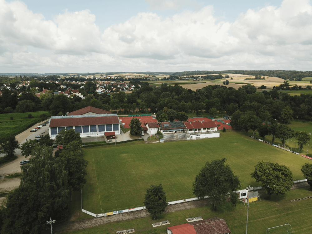Luftaufnahme vom Fussballplatz des TSV Allershausen und dem Hauptgebäude